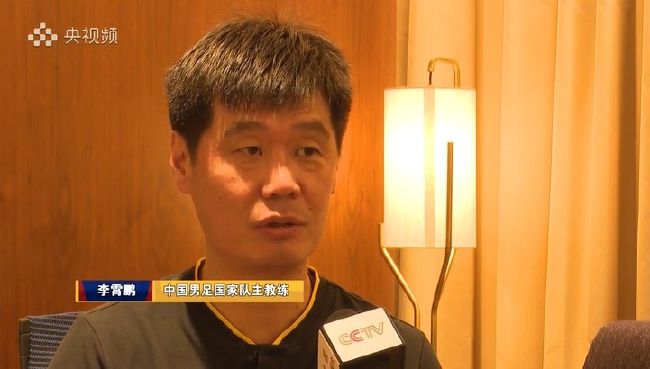 在照片上，林志玲身材婀娜多姿，略施粉黛的容颜，显得清纯又娇羞。