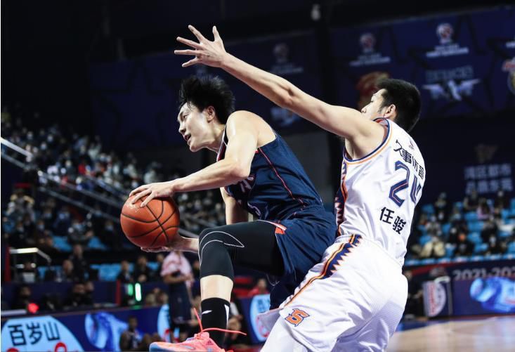 导演保罗·麦奎根、主演丹尼尔·雷德克里夫、詹姆斯·麦卡沃伊身穿西装帅气亮相。