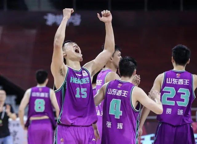 海报上写着“决定在这片土地上生存下去”的台词。
