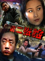 前“阿汤嫂”凯蒂带女南非游玩 低胸背心秀身材 2013-11-11 当地时间11月10日，南非开普敦，前“阿汤嫂”凯蒂·赫尔姆斯带着女儿苏瑞在公园玩耍，凯蒂身穿低胸背心大秀身材，而小苏瑞则身穿绿裙，俏丽可爱。