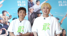 在照片上，扮演海洋领主奥姆·马里乌斯的帕特里克·威尔森与导演温子仁一同现身海滩。